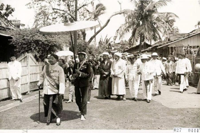 Raja Pakubuwono ke X kala berkunjung ke Masjid Luar Batang pada sekitar 1920-an.
