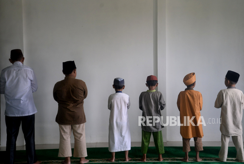 Gerakan sholat mengandung hikmah bagi pengobatan dan kesehatan jasmani dan rohani. Foto: Republika/Prayogi