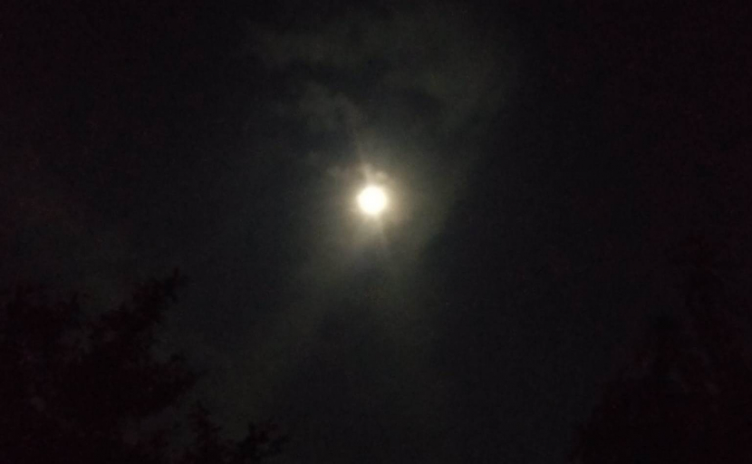 Bulan purnama di atas langit Kecamatan/Kabupaten Indramayu, Selasa (14/6/2022) malam. (Lilis Sri Handayani)