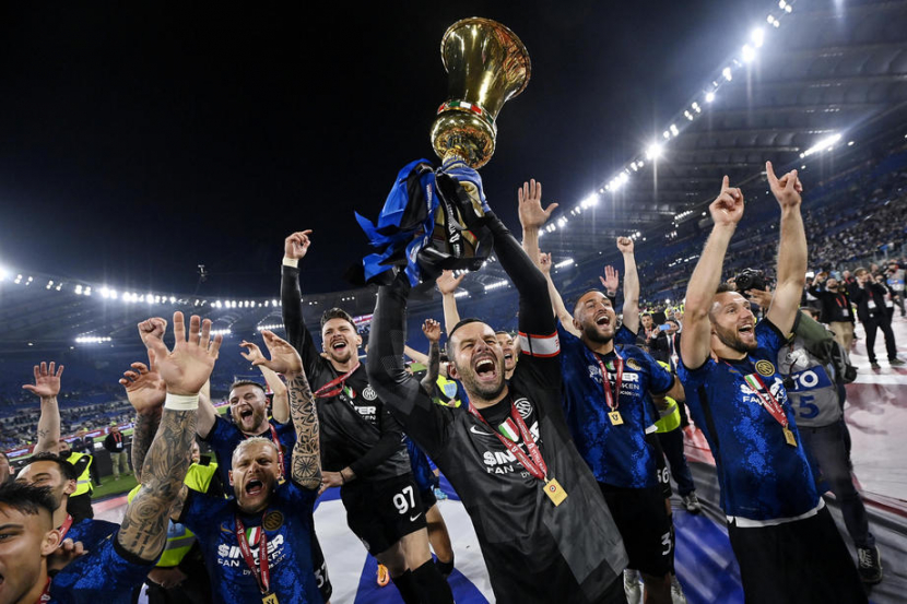Pemain Inter Milan merayakan trofi juara Coppa Italia usai mengalahkan Juventus, di Stadio Olimpico, Kamis (12/6/2022) dini hari WIB. (EPA-EFE)