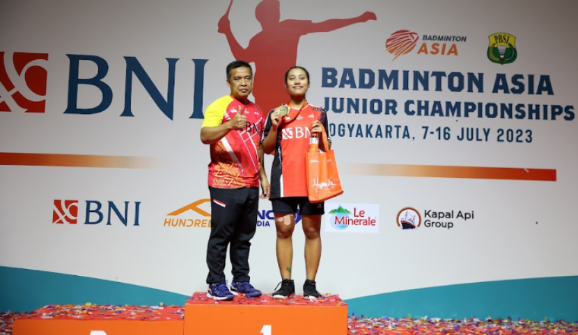 Mutiara Ayu Puspitasari memecahkan rekor tunggal putri Indonesia menjadi Juara Asia Junior 2023.