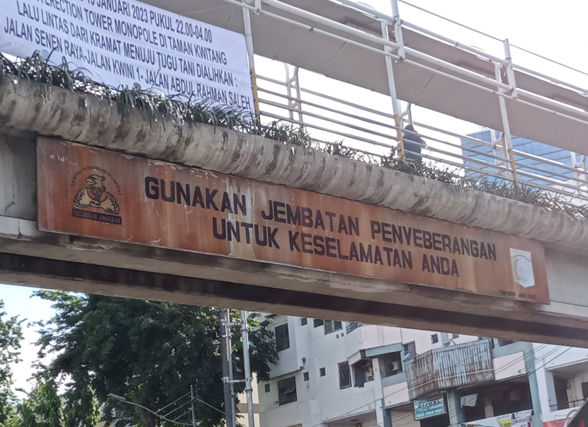 Fungsi jembatan penyeberangan orang (JPO) ternyata untuk keselamatan, bukan untuk menyeberang (foto: ma roejan).