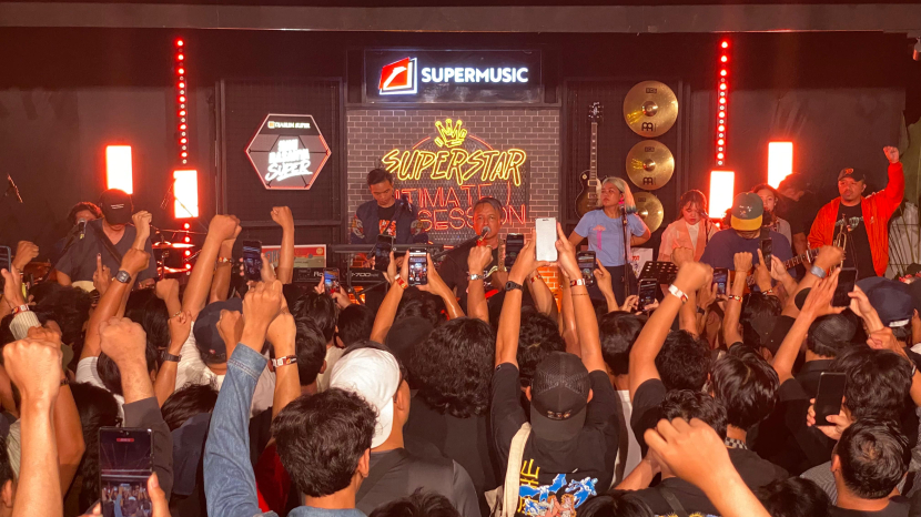 Aksi Efek Rumah Kaca di ajang Supermusic Superstar Intimate Session (SSIS) yang digelar di Tangerang beberapa waktu lalu. Bandung akan menjadi kota ke-22 event SSIS dengan menampilkan bintang tamu The Changchuters.