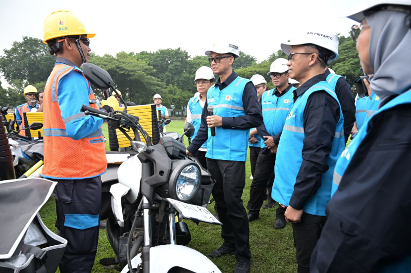 Direktur Utama PLN Darmawan Prasodjo (ketiga dari kiri) memeriksa langsung kesiapan personil dan peralatan yang disiagakan pada masa Idul Fitri 1445 H. (Dok. Matapantura.republika.co.id)