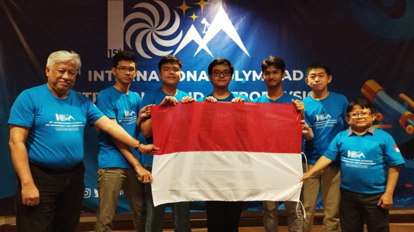  Tim Indonesia meraih tiga medali perak dan satu perunggu di ajang The 15th International Olympiad on Astronomy and Astrophysics (IOAA) 2022  atau  Olimpiade Astronomi. Foto : puspresnas  