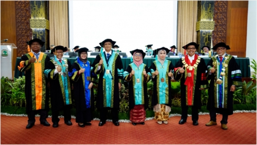 Tiga guru besar baru Unand, Prof Dr Ir Anwar Kasim, Prof Dr Ir Rina Yenrina, MSi, dan Prof Tuty Anggrainy, STP, MP, PhD dikukuhkan di Padang, Sumatera Barat, Senin (19/09/22). Foto : unand.ac.id