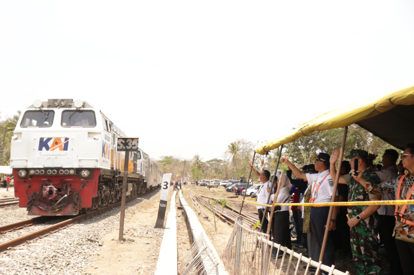 Perjalanan kereta api yang melewati jalur Stasiun Sentolo-Stasiun Wates telah normal kembali sejak Kamis (19/10) pagi. (Foto: Humas PT KAI)