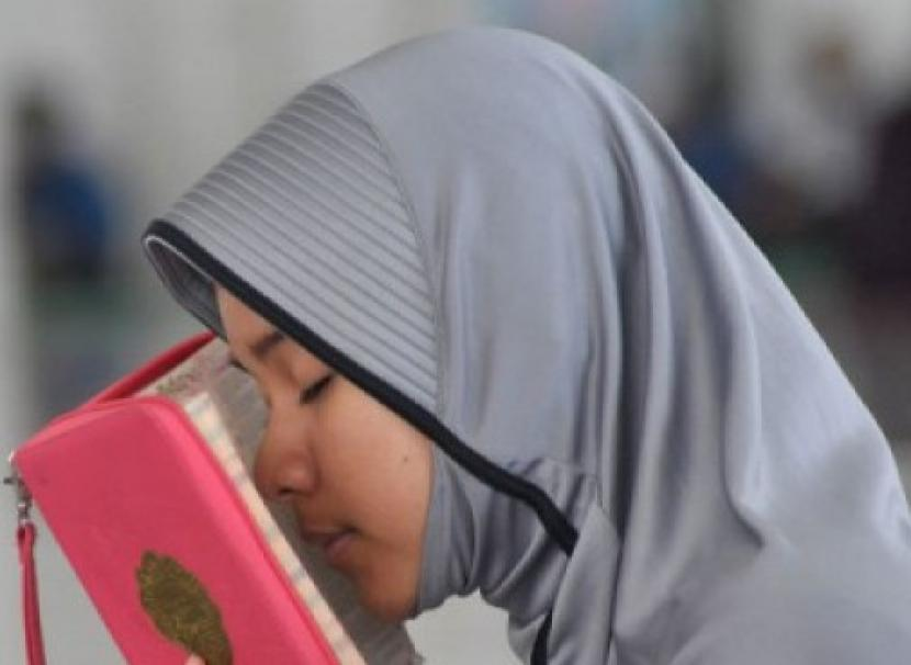 Membaca Alquran. Rutin membaca Ayat Kursi atau ayat ke-255 Surah Al Baqarah akan mendapatkan banyak manfaat. Foto: Dok Republika