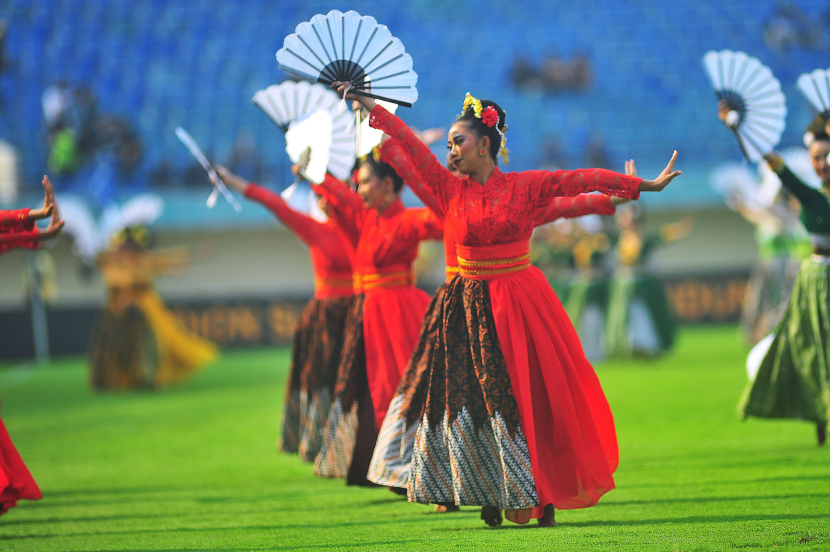 Penari Kipas memeriahkan upacara persemian Turnamen Piala Presiden 2024 di Stadion Si Jalak Harupat, Soreang, Kabupaten Bandung, Jumat (19/7/2024). (Foto: Yogi Ardhi/Republika Network) Nikon D3, Nikkor 300/2,8 ED MF