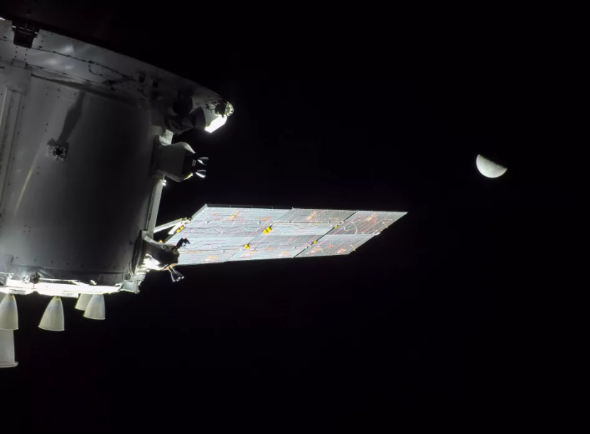 Sebuah kamera di ujung salah satu panel surya kapsul Artemis 1 Orion mengambil foto ini pada 27 November 2022. Pesawat ruang angkasa itu melakukan perjalanan dalam orbit retrograde yang jauh di sekitar bulan. Gambar: NASA