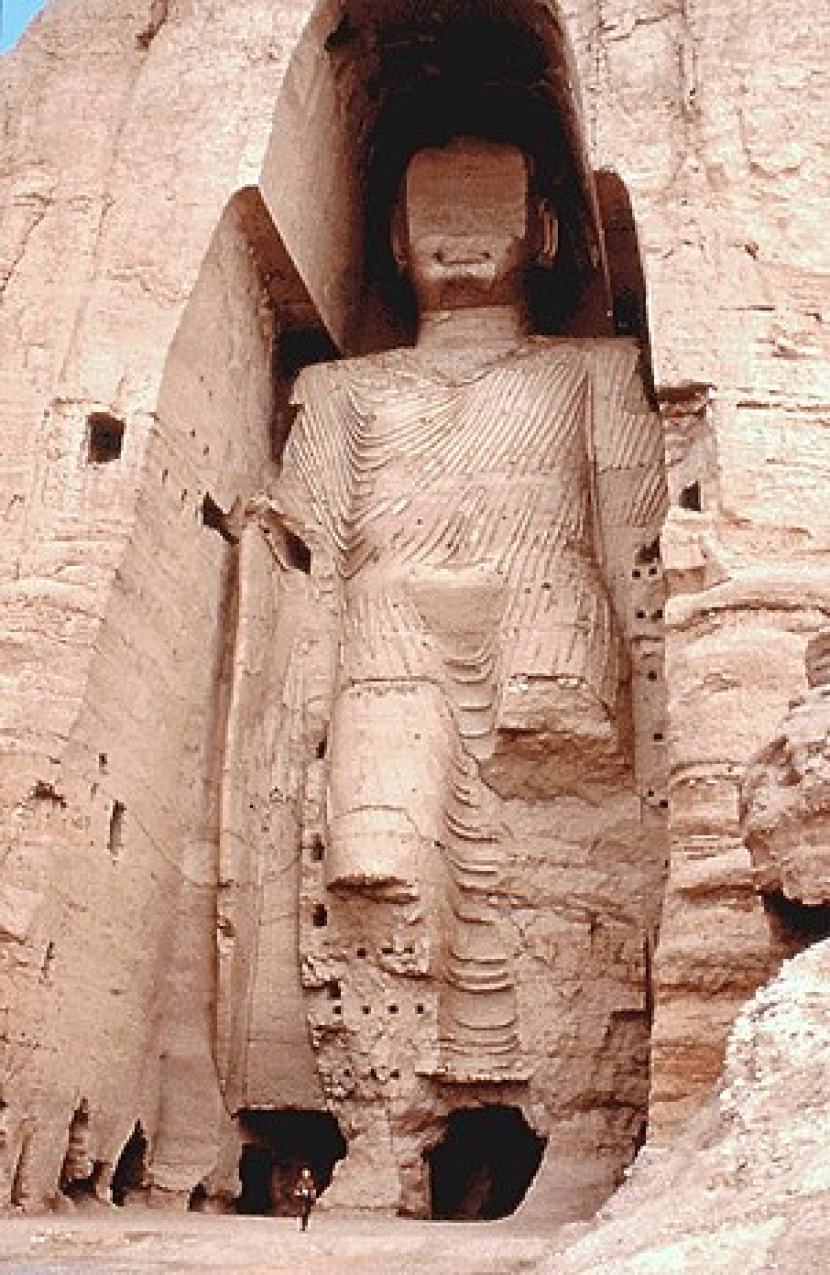 Salah satu patung Buddha di Lembah Bamiyan sebelum dihancurkan (wikipedia)