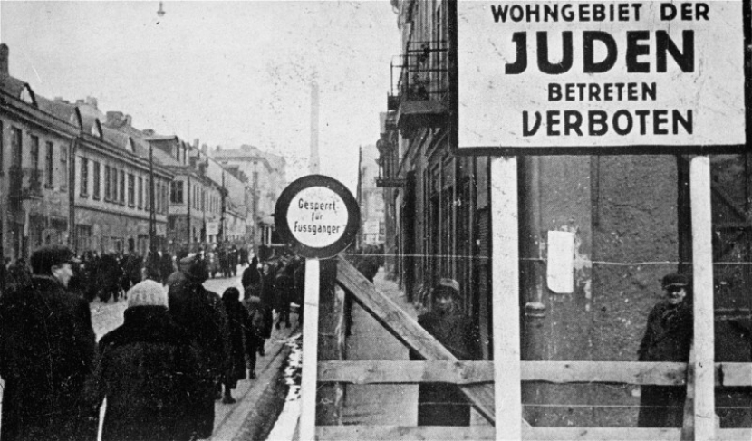 Orang Yahudi tengah dikumpulkan untuk di kamp pembantaain dalam Perang Dunia II di Eropa. Penderitaan inilah yang terekam dan terjejak pada lagu Diona Dona yang dipopulerkan oleh Joan Baez.