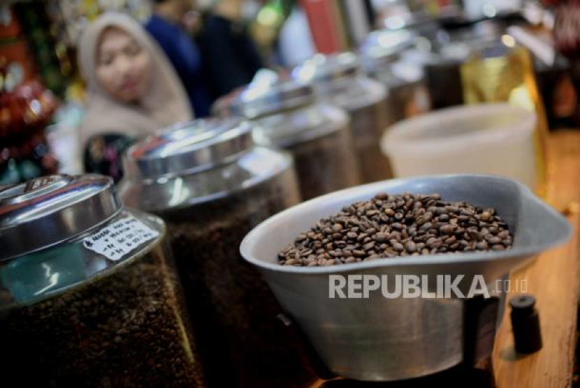 Biji kopi yang ditimbang di Dunia Kopi, Pasar Santa, Jakarta, Selasa (14/3/2023) Ilustrasi (Republika/Putra M Akbar)