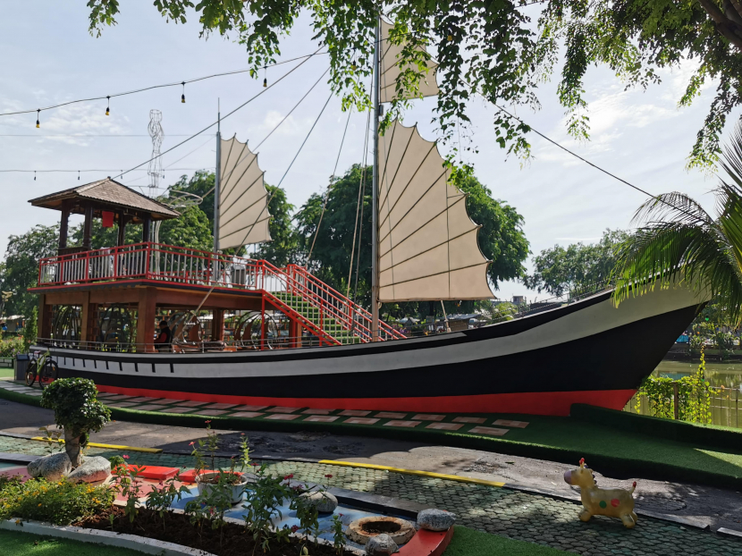 Kapal pinisi di Rainbow Garden Bekasi/ Foto: dokpri