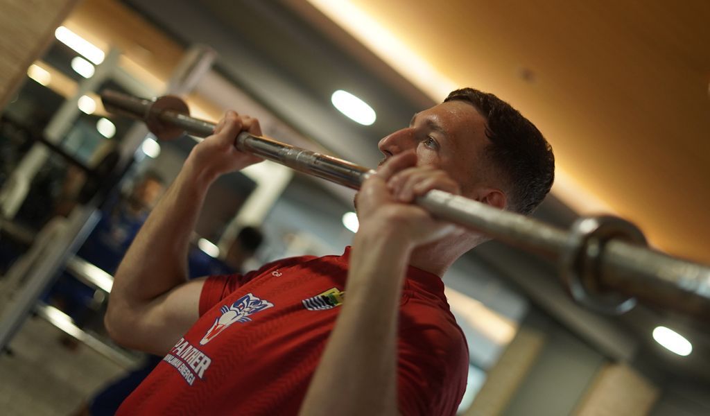 Pemain asing Persib Bandung yang berposisi penjaga gawang, Adam Przybek, menjalani latihan kebugaran pada pemusatan latihan di Thailand, 18 Juli 2025. (Media Persib Bandung/Barly Isham)