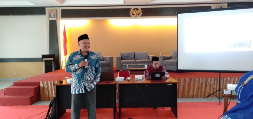 Ketua Baznas Kota Depok Dr Endang Ahmad Yani menyampaikan materi pada acara sosialiasi program pemberdayaan ekonomi berbasis keluarga kepada anggota ormas Aisyiyah dan Fatayat.