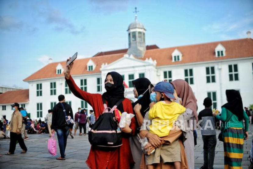 Pengunjung berswafoto area Museum Fatahillah kawasan Kota Tua, Jakarta, Kamis (5/5/2022). Foto: Republika/Thoudy Badai