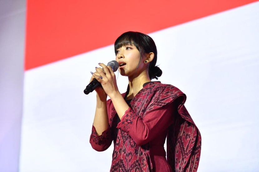 Dita Karang, WNI Anggota Secret Number, sebagai Wakil KBRI Seoul untuk Peringatan 50 Tahun RI Korsel menyanyikan Lagu Kebangsaan Indonesia Raya. (dok. KBRI Seoul).
