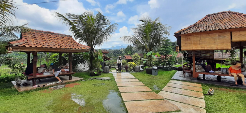 Saung-saung di Ngopi di Sawah, Gadog, Bogor.