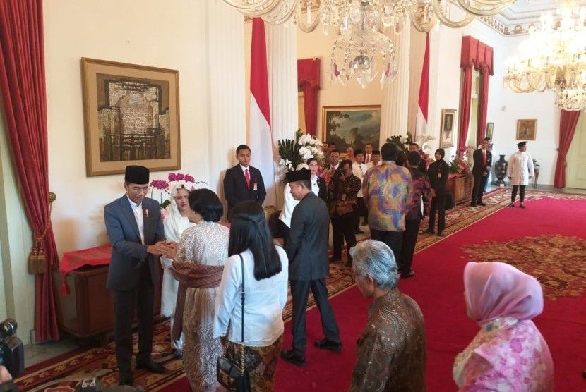 Presiden Jokowi mengadakan gelar griya pada Lebaran 2019. Pada Lebaran 2023, Jokowi tidak mengadakan gelar griya. Pada 1950-an, acara gelar griya ataupun halal bihalal dikritik koran Suara Rakjat, karena dianggap sebagai kebiasaan buruk zaman penjajahan Belanda (foto: dokumentasi republika).