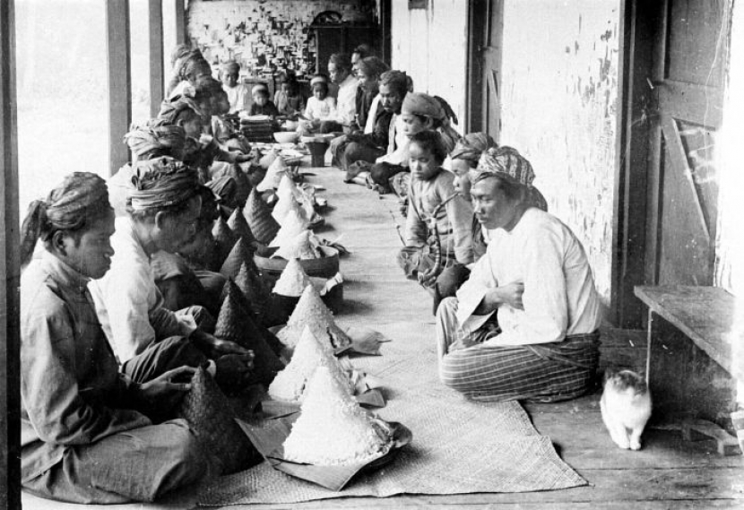  Acara Selamatan di sebuah masjid di Cibodas pada tahun 1907, dengan tumpeng sebagai menu utamanya. Foto: Wikipedia.