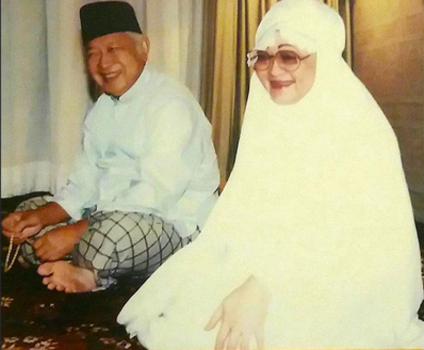 Presiden Soeharto dan Ibu Tien. Penipuan bayi ajaib yang katanya bisa berbicara dan mengaji dari dalam perut dibongkar Ibu Tien yang tidak percaya terhadap klaim Cut Zahara Fona. Foto: IST.