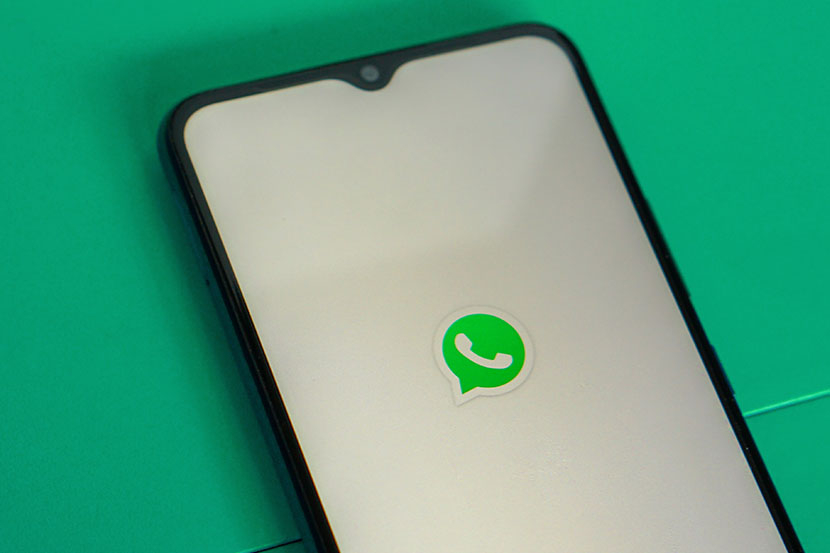 Logo WhatsApp di Smartphone.
