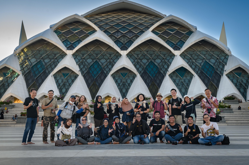 Peserta hunting bareng Selasa Nyetrit PAF Bandung berfoto bersama dengan latar Masjid Al Jabar. (Foto: Joni Manurung/PAF)