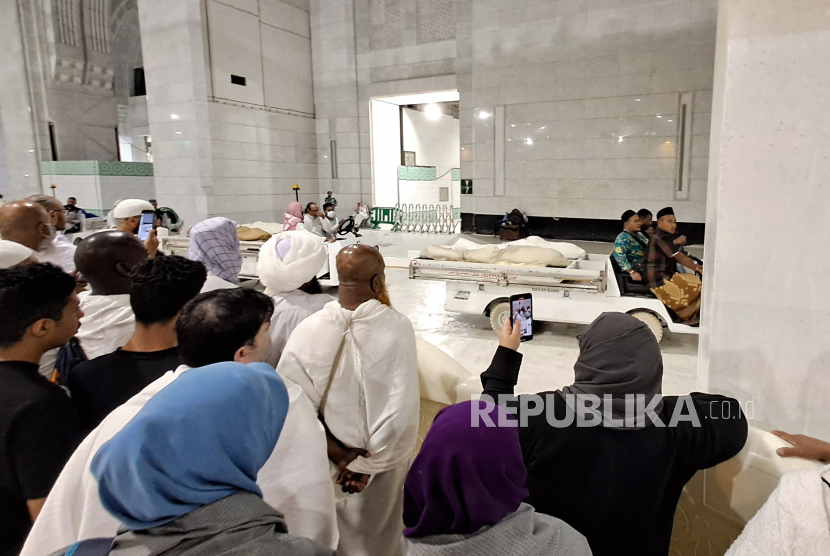Petugas membawa jamaah yang wafat usai disholatkan di Masjidil Haram, Makkah. Foto: ANTARA FOTO/Wahyu Putro A