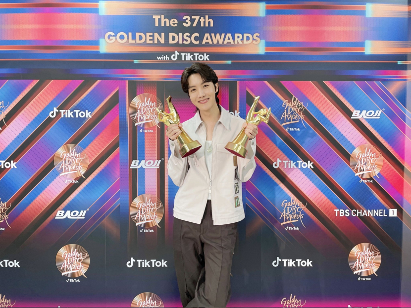 j-hope menerima penghargaan Golden Disc Awards di Thailand mewakili BTS.  Foto: BTS Official Twitter