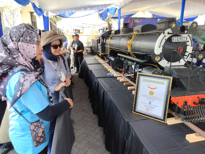 Pengunjung menyaksikan miniatur lokomotif uap terbesar se-Indonesia di Museum Lawang Sewu, Semarang, Jawa Tengah. (Foto: Humas PT KAI)