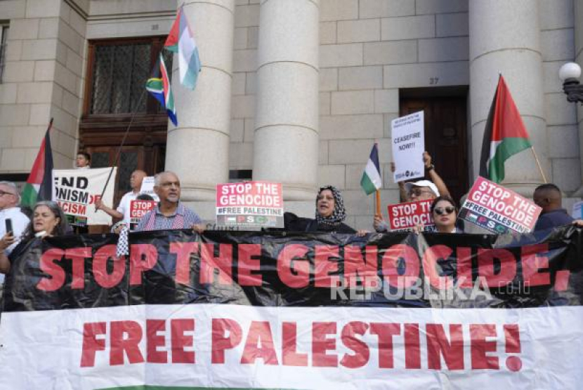 Pendukung pro-Palestina melakukan aksi demonstrasi di luar Pengadilan Tinggi di Cape Town, Afrika Selatan, Kamis, 11 Januari 2024. (dok. AP Photo/Nardus Engelbrecht)