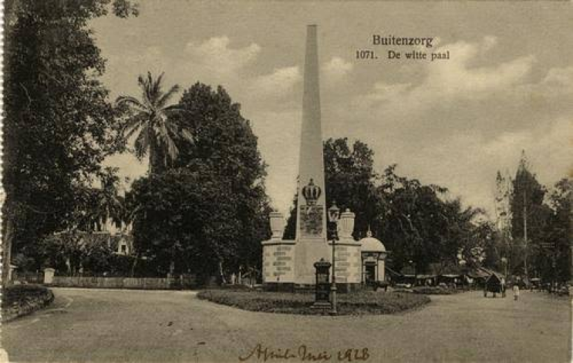 Witte Paal. Tugu di Kota Bogor sebelum masa kemerdekaan. Tugu ini dihancurkan karena dianggap sebagai simbol kolonialisme. Foto: IST.