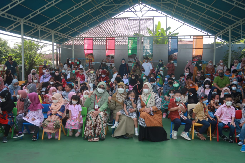 Sekolah KB-TK Prestasi Depok melaksanakan kegiatan Hari Batik Nasional pada Senin (3/10/2022). (Foto: Dok Sekolah Prestasi Global)