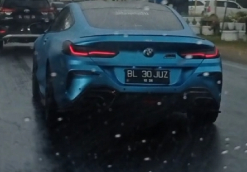 Foto Screenshot Sedan BMW Bernomor Plat Unik viral di tik tok