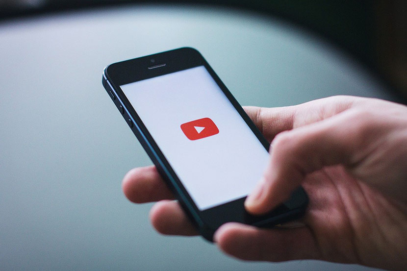 Logo Youtube di smartphone.
