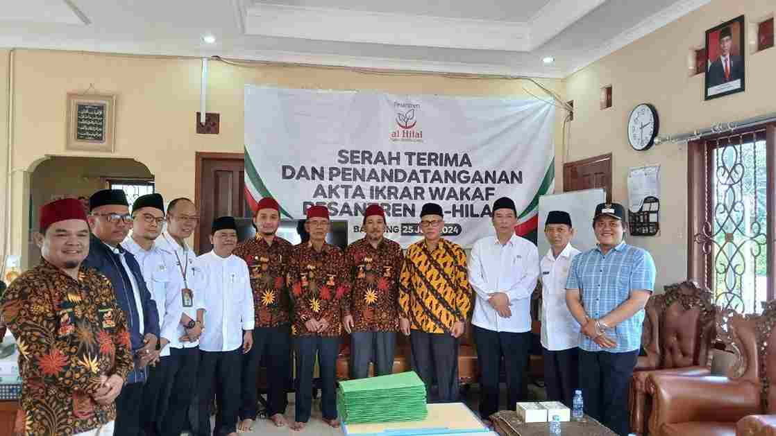 Serah Terima dan Penandatanganan Akta Ikrar Wakaf Pesantren Al Hilal Telah Dilaksanakan