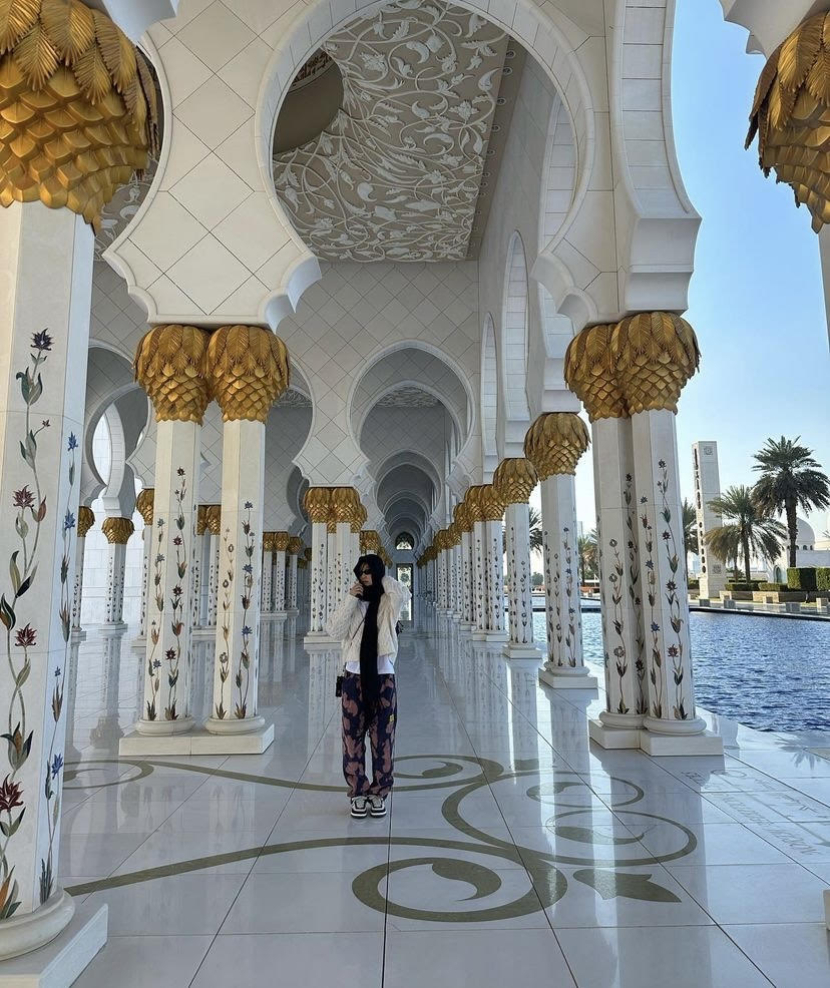 Jennie memakai hijab saat mengunjungi masjid di Abu Dhabi. Foto: IG Jennie