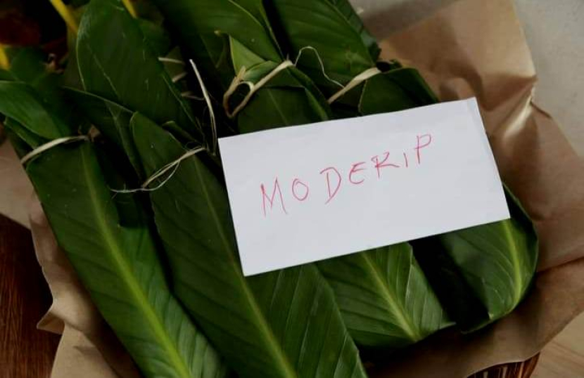 Papeda dingin dibungkus daun pisang-pisangan, disebut moderip.