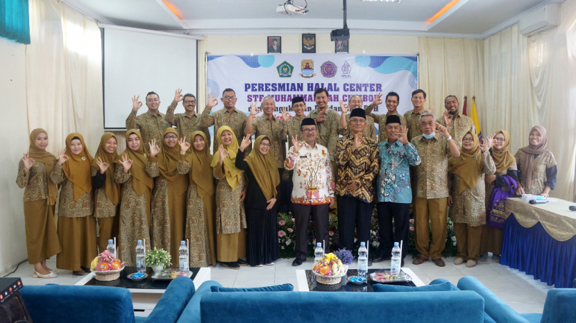 Bupati Cirebon, Imron Rosyadi (tengah) meresmikan Halal Center STF Muhammadiyah Cirebon dan Kukuhkan 215 Pendamping PPH. (Istimewa)