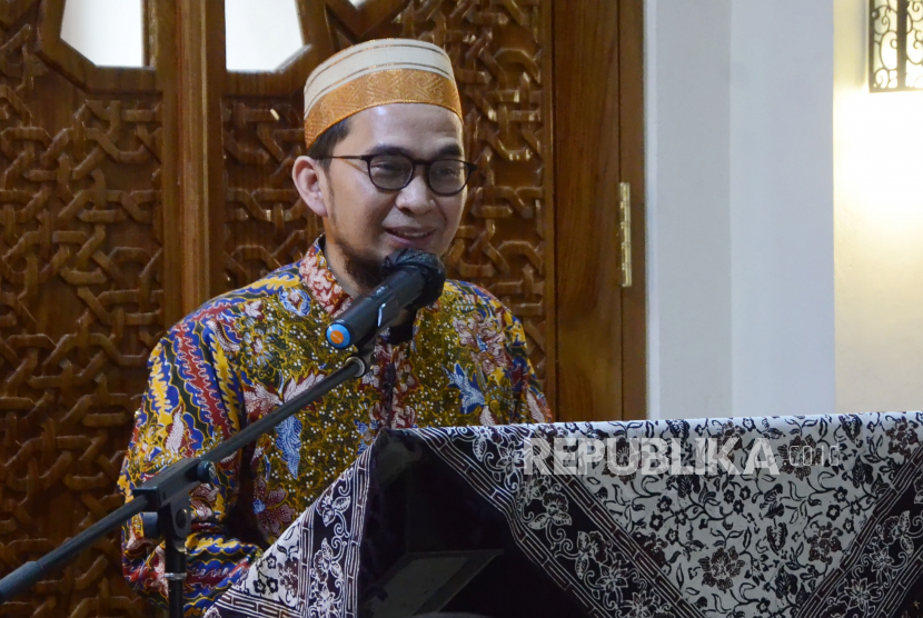 Ustadz Adi Hidayat menyampaikan ceramah tentang pelaku LGBT.