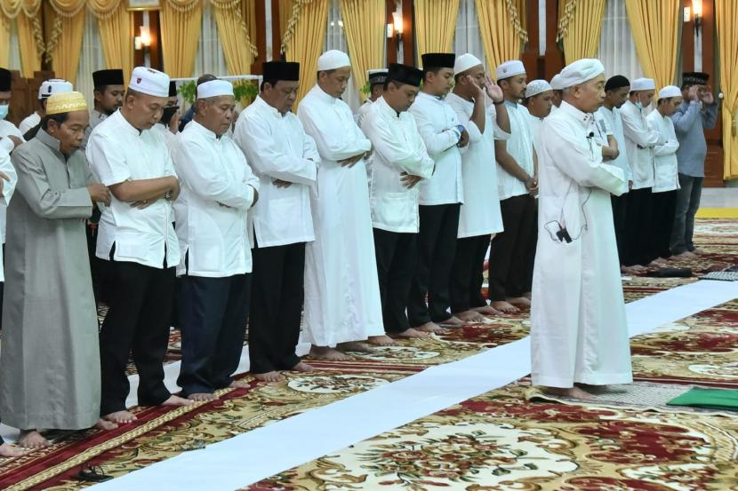 Umat Islam di Indonesia banyak yang mengamalkan sholat khusus pada malam Nisfu Sya'ban. Foto: Republika.