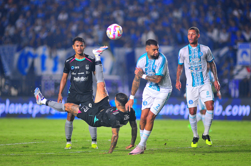 Penyerang Persib Bandung Ciro Alves melakukan tendangan salto pada laga pembuka BRI Liga 1 Indonesia 2024/2025 antara Persib Bandung melawan PSBS Biak di Stadion Si Jalak Harupat, Soreang, Kabupaten Bandung, Jumat (9/8/2024). (Foto: Yogi Ardhi/Republika Network) (Nikon D3, Nikkor MF 300/2.8 ED)