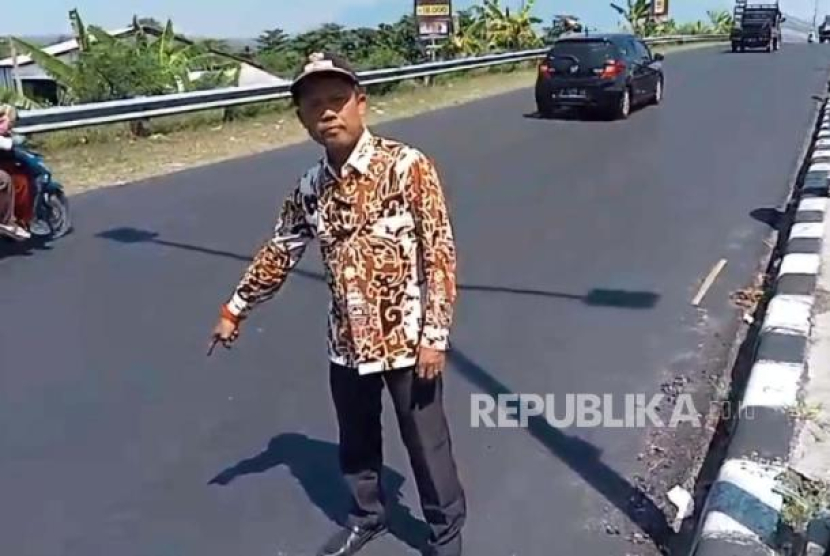 Suroto, orang yang pertama menolong Eky dan Vina, saat menunjukkan lokasi ditemukannya Eky dan Vina di jembatan flyover Talun, Cirebon. (Dok Republika)