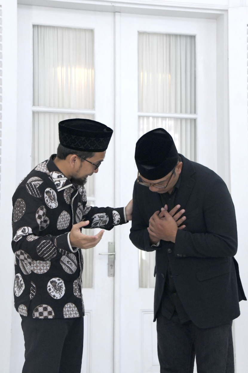Ustadz Adi Hidayat menguatkan Ridwan Kamil saat bertakziah