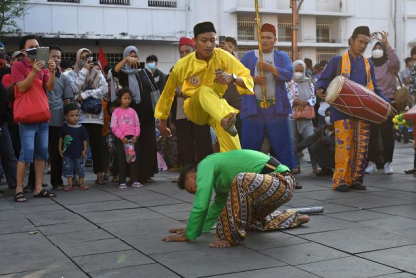 Pesilat menampilkan kesenian pencak silat Betawi dalam memeriahkan hari ulang tahun (HUT) ke-495 Jakarta di kawasan Kota Tua, Jakarta, Ahad (19/6/2022). Foto: ANTARA/Aditya Pradana Putra