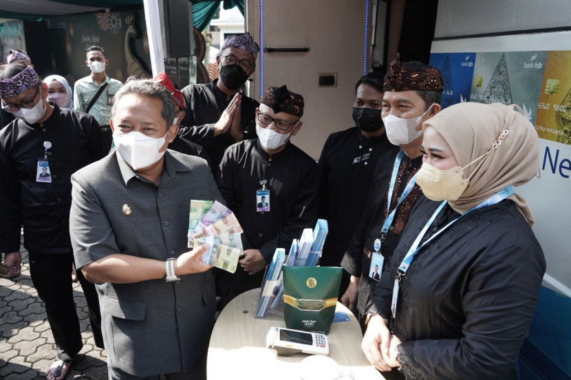 Plt Wali Kota Bandung Yana Mulyana dan Kapala Cabang Perwakilan BI Jabar, Herawanto menunjukkan uang kertas baru.