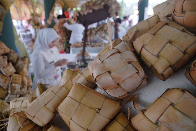 Ketupat di perayaan Lebaran di Indonesia memiliki makna filosofis sendiri. Foto: Republika/Agung Fatma Putra 