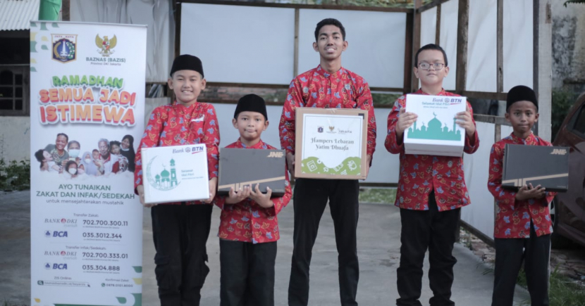 Pembagian Mistery Box Ramadhan 1443 H kepada anak yatim dan dhuafa. Dok: Baznas (Bazis) DKI Jakarta.
