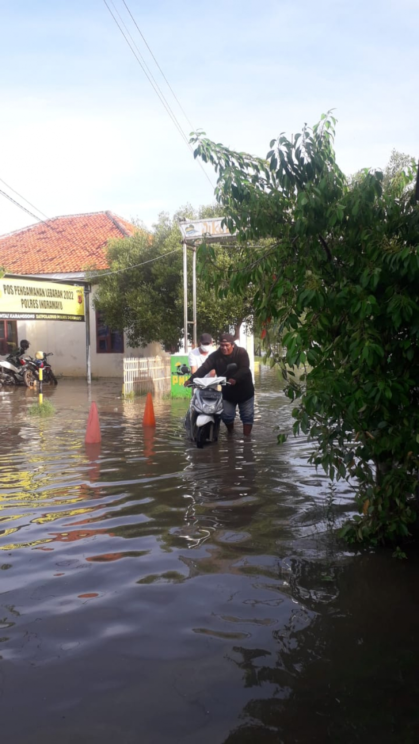 Banjir rob menerjang wilayah Karangsong. (Dok pengelola obyek wisata Karangsong)